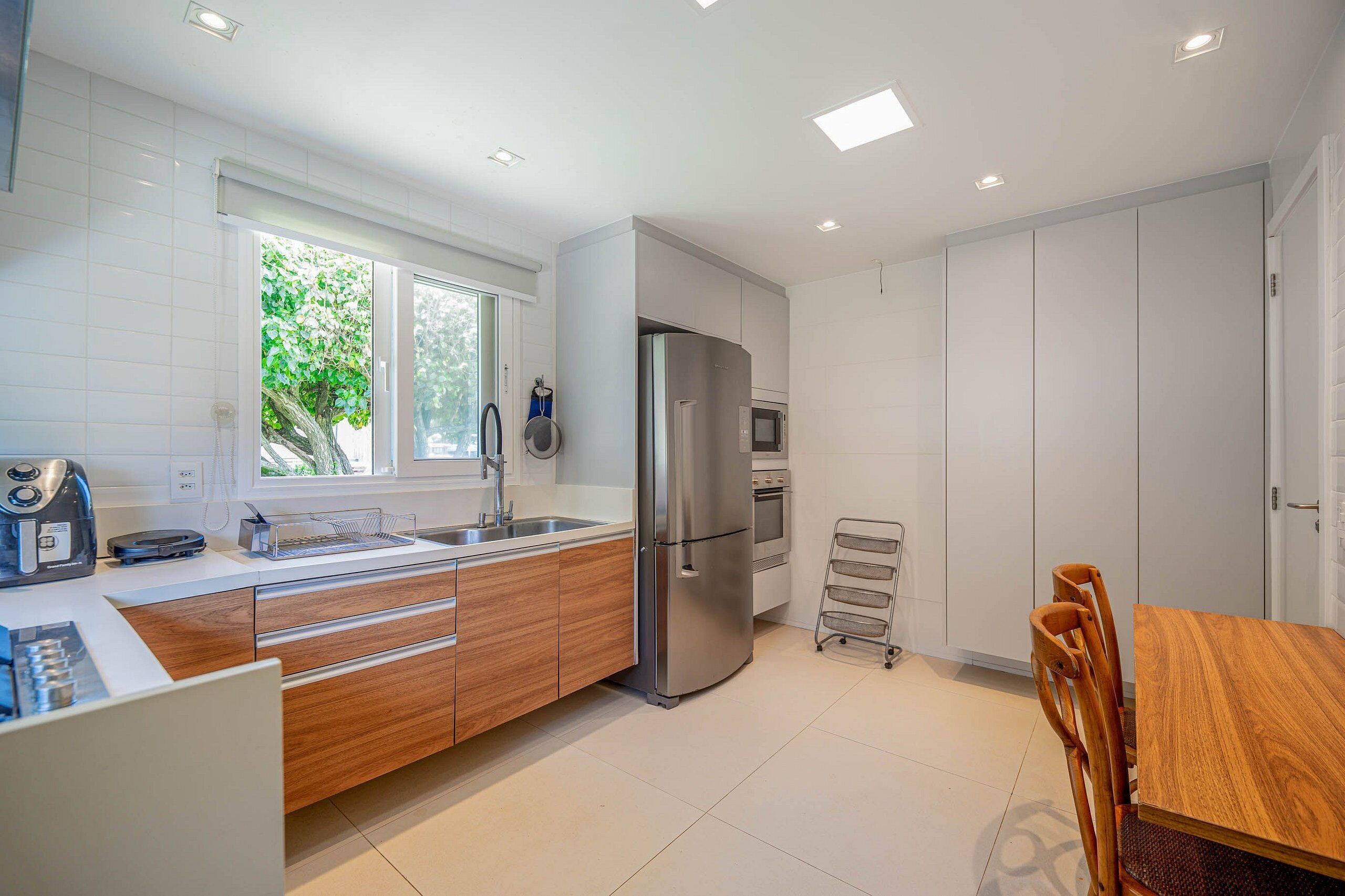 Vila, ar-condicionado, vista para o mar | Cozinha privada | Geladeira, micro-ondas, fogão, cooktop