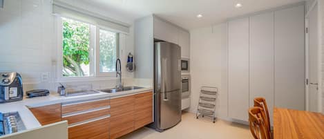 Vila, ar-condicionado, vista para o mar | Cozinha privada | Geladeira, micro-ondas, fogão, cooktop