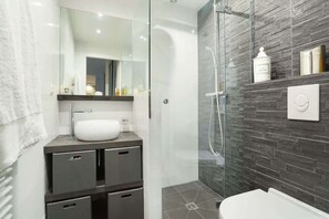 Dusche, Haartrockner, Shampoo