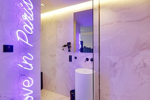Een douche, een haardroger, handdoeken