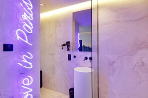 Bruser, hårtørrer, håndklæder