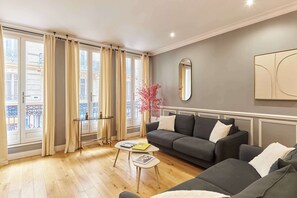 Unclassified image, 4 of 25, button