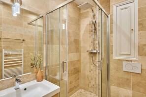 Dusche, Haartrockner, Shampoo