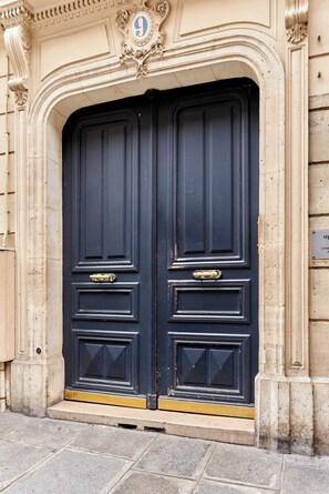 Unclassified image, 5 of 25, button