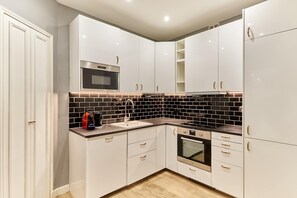 Kühlschrank, Mikrowelle, Ofen, Herdplatte