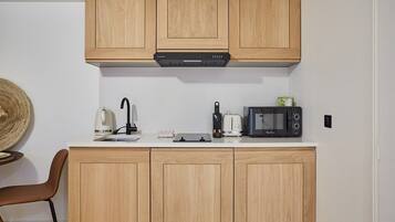 冷蔵庫、電子レンジ、コンロ、コーヒー / ティーメーカー