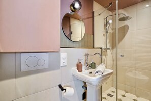 Een douche, een haardroger, handdoeken