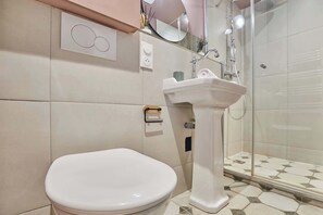 Douche, séchoir à cheveux, serviettes fournies, shampooing