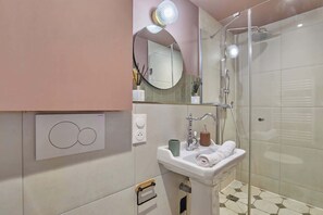 Shower, hair dryer, towels, shampoo