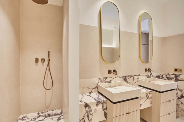 Salle de bain chambre 1 avec baignoire, douche et toilette
