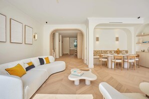 Een televisie en een kantoor