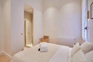 Chambre 2 avec salle de bain 