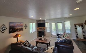 Télévision, cheminée, chaîne hi-fi, espaces bureaux