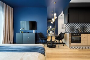 Appartamento Luxury, balcone, vista città | 1 camera, una cassaforte in camera, con stile personalizzato