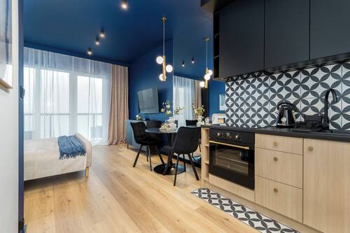 Appartement luxueux, balcon, vue sur la ville | 1 chambre, coffre-fort, décor unique, ameublement unique