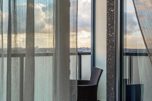 Appartement luxueux, balcon, vue sur la ville | Balcon