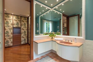 Dutxa, assecador de cabells, bidet i tovalloles 
