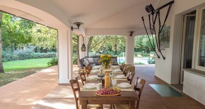 La Scuderia 8, Emma Villas