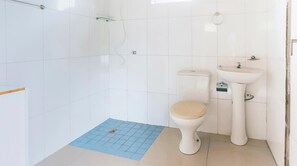 A bathroom with a toilet, sink, and shower area. - Casa  em Parelheiros com Piscina e Churrasqueira (São Paulo)