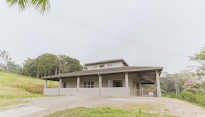 Exterior - Casa em Parelheiros com Piscina e Churrasqueira (São Paulo)