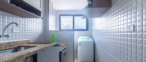 Oven, stovetop, toaster, cookware/dishes/utensils