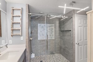 Ducha, secador de pelo y toallas