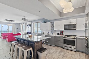Refrigerador, microondas, horno y parrilla de estufa 