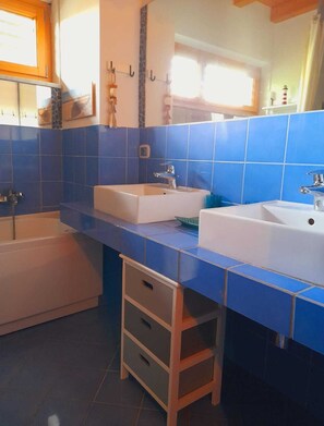 Vasca idromassaggio, asciugacapelli, bidet, asciugamani