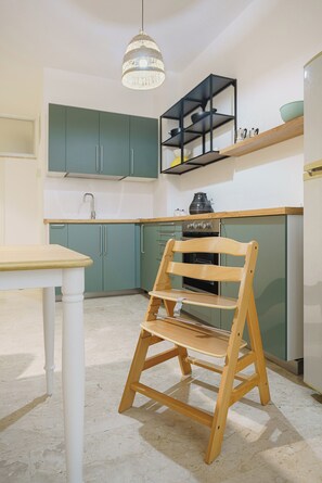 Frigorífico, horno, placa de cocina y utensilios de cocina