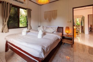 2 bedrooms, desk, WiFi, bed sheets