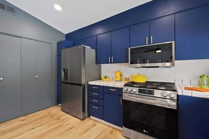 Réfrigérateur, micro-ondes, four, plaque de cuisson