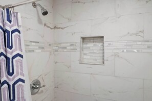 Shower, hair dryer, towels, shampoo - Ranch Club Pool Home with Spa and Fire Pit (Palm Springs)