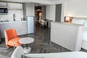 Deluxe Studio Suite, Balcony, Bay View | 1 bedroom, in-room safe, desk, laptop workspace