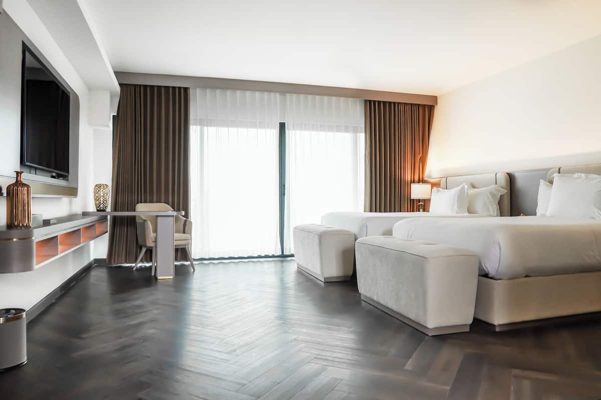 Phòng đôi Deluxe, ban công, quang cảnh hồ bơi | Két bảo mật tại phòng, bàn, khu vực làm việc phù hợp cho laptop