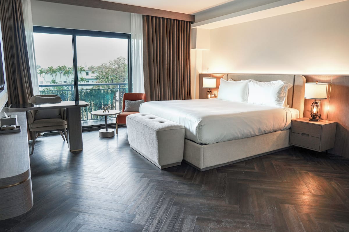 Phòng đơn Deluxe, 1 giường cỡ king, ban công, quang cảnh hồ bơi | Két bảo mật tại phòng, bàn, khu vực làm việc phù hợp cho laptop