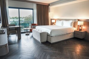 Habitación individual Deluxe, 1 cama de matrimonio grande, balcón, vistas a la piscina | Caja fuerte, escritorio, espacio para trabajar con un portátil