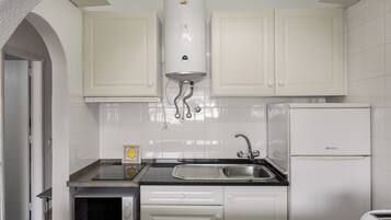 Geladeira, micro-ondas, fogão, cooktop