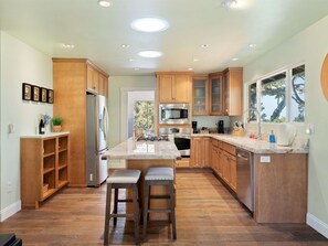 Kylskåp, mikrovågsugn, ugn och spishäll