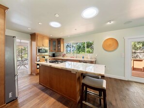 冰箱、微波炉、烤箱、炉灶