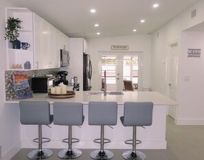 Fridge, microwave, oven, stovetop - Luxurious Naples Retreat:Beaches,Family Friendly,USOP National Pickleball Center (Naples)