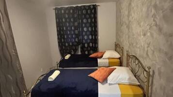 5 bedrooms, desk, WiFi, bed sheets