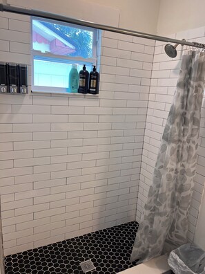 Douche, sèche-cheveux, serviettes fournies, savon