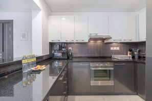 Fridge, microwave, stovetop, toaster - StayShort - Contemporary 2-Bedroom Apartment in Silverene (Dubai Marina)