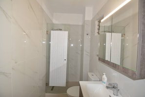Bathroom - Travelers Nest by Checkin (Heraklion)