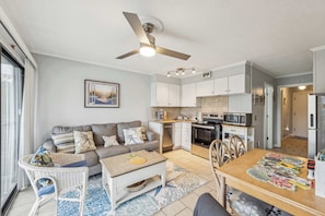 TV - Beachfront Condo with Communal Pool & Ocean Views! (Hilton Head Island)