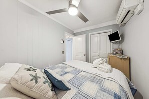 1 bedroom, iron/ironing board, WiFi, bed sheets - Beachfront Condo with Communal Pool & Ocean Views! (Hilton Head Island)