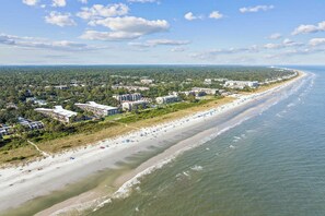 Beach nearby - Beachfront Condo with Communal Pool & Ocean Views! (Hilton Head Island)