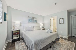 2 bedrooms, iron/ironing board, travel cot, WiFi - 2 BDR with Shared Pool & Tennis Courts, Walk to Beach (Hilton Head Island)