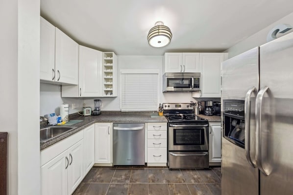 Kühlschrank, Mikrowelle, Ofen, Herdplatte