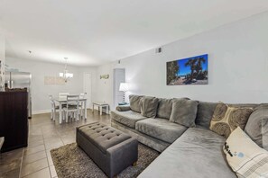 TV, video games, DVD player - 2 BDR with Shared Pool & Tennis Courts, Walk to Beach (Hilton Head Island)